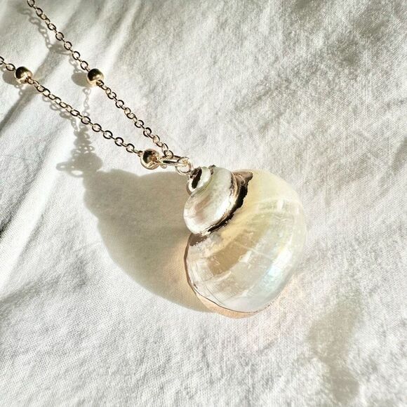 Pearlescent Gold trim seashell pendant necklace Loop - Picture 2 of 4